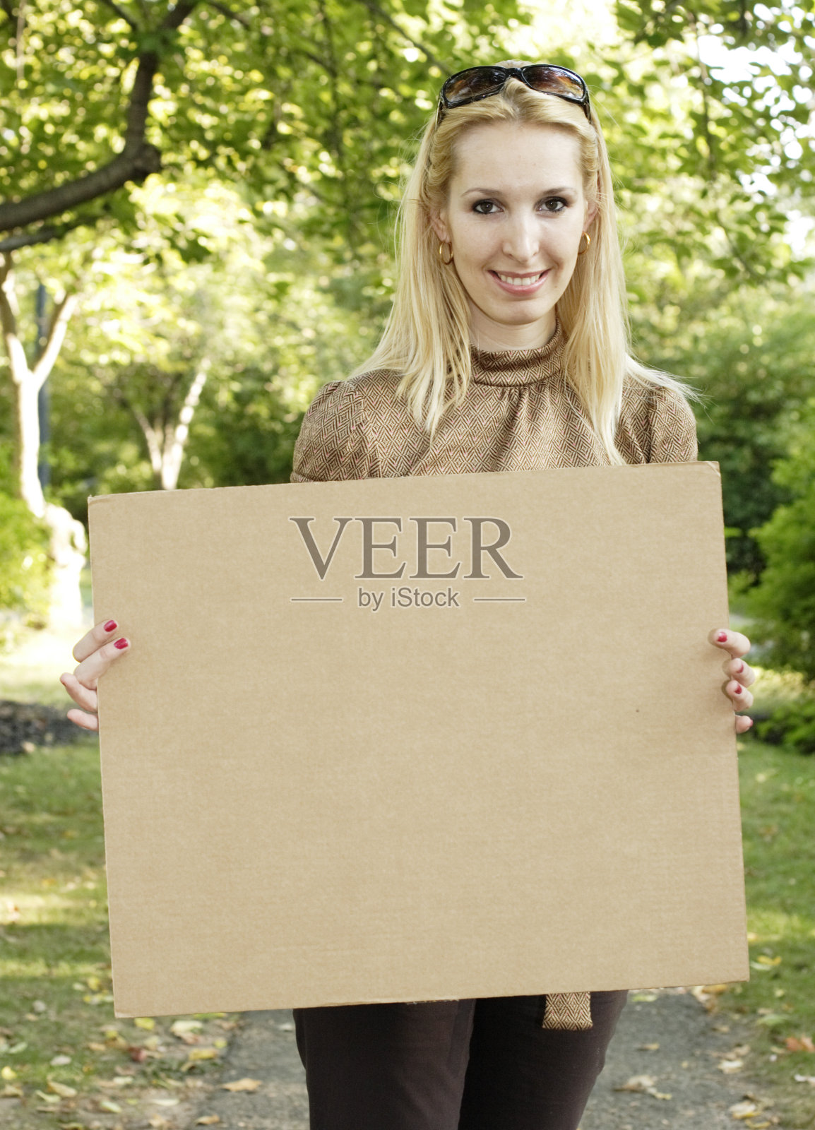 拿着空白纸板的女人照片摄影图片