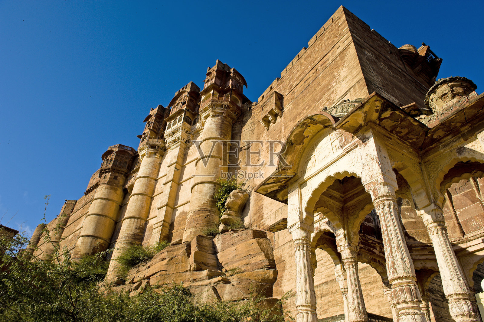 印度焦特布尔，蓝天下的红色砂岩堡垒照片摄影图片