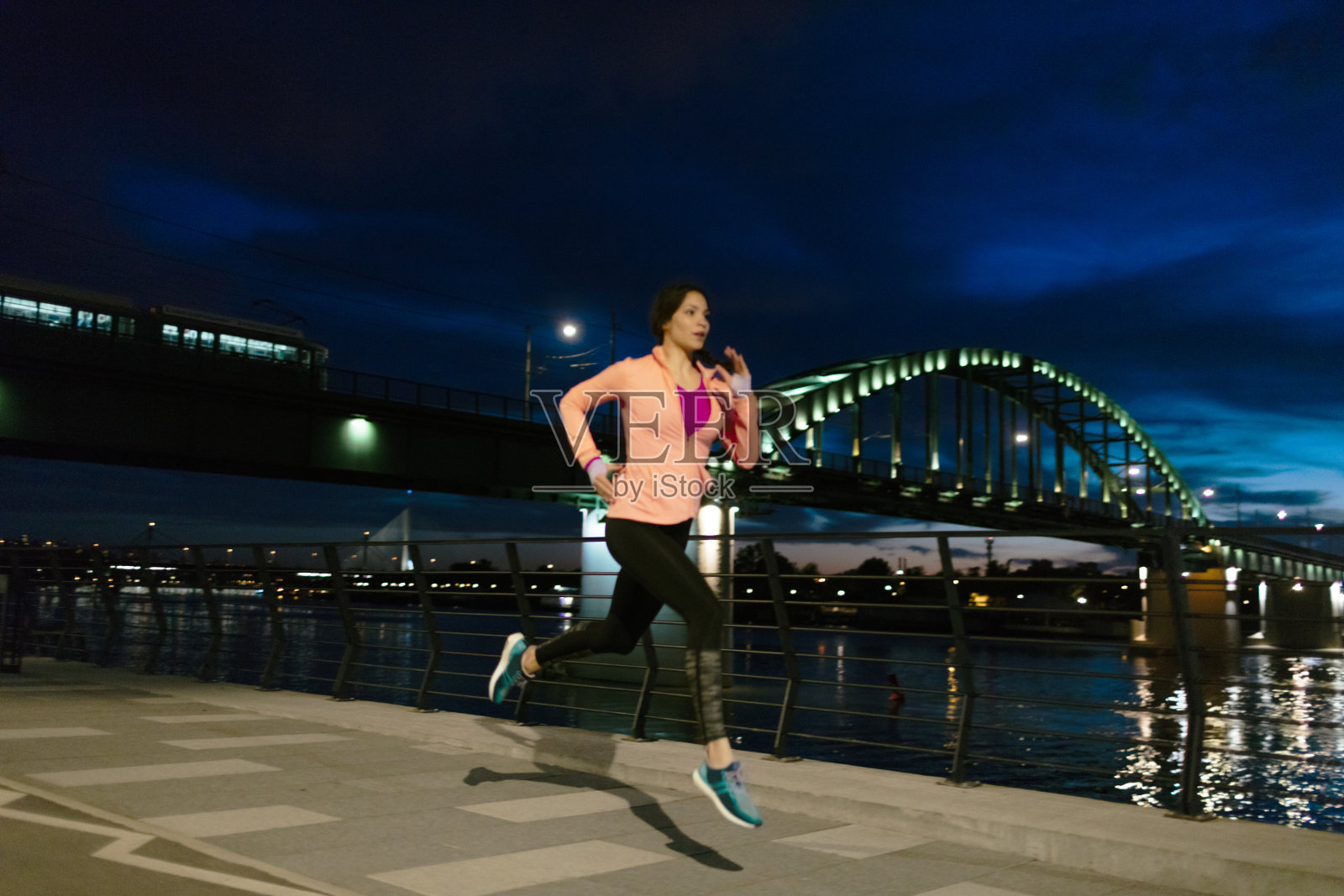 在河边奔跑的女人照片摄影图片