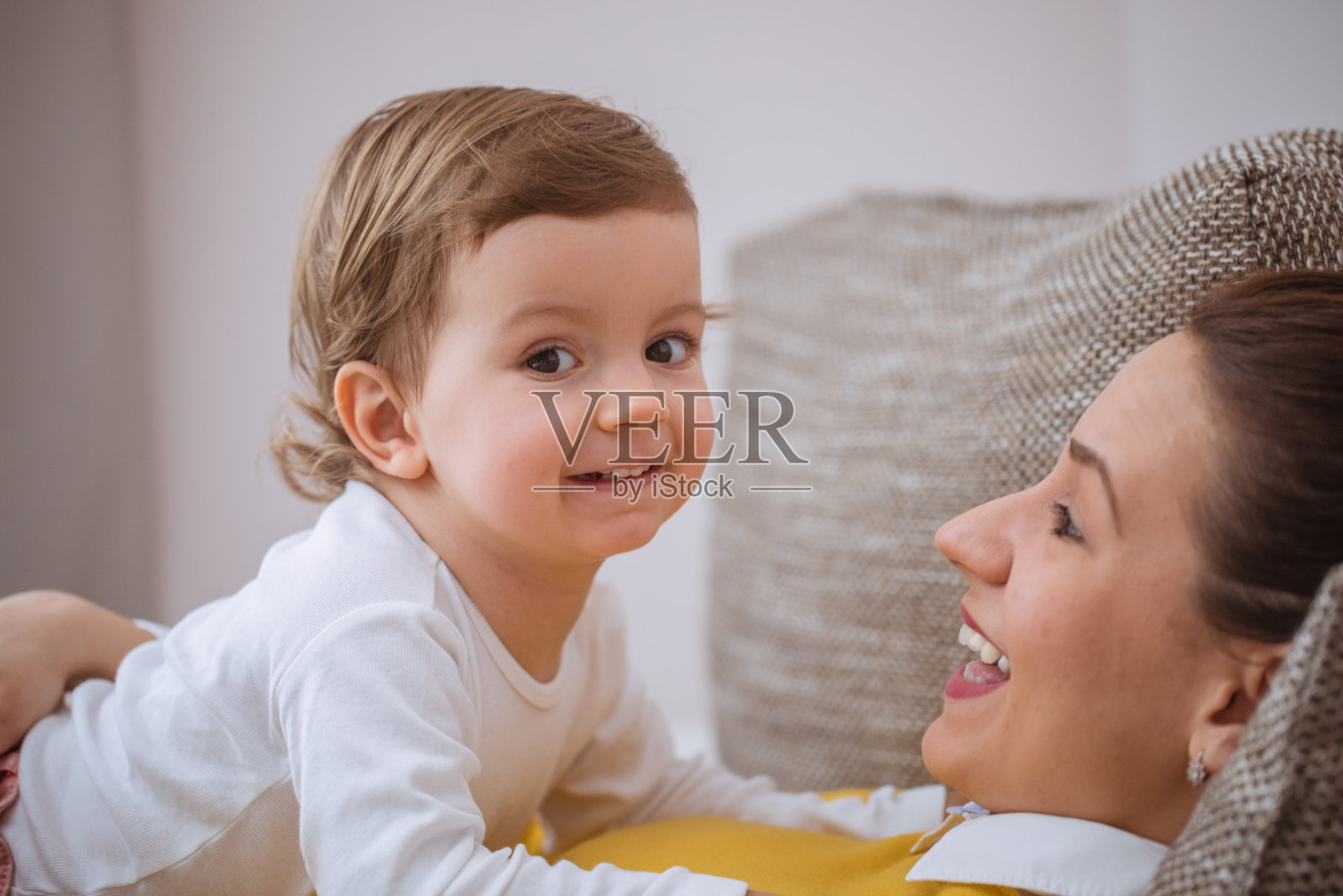 母亲和女儿的纽带照片摄影图片