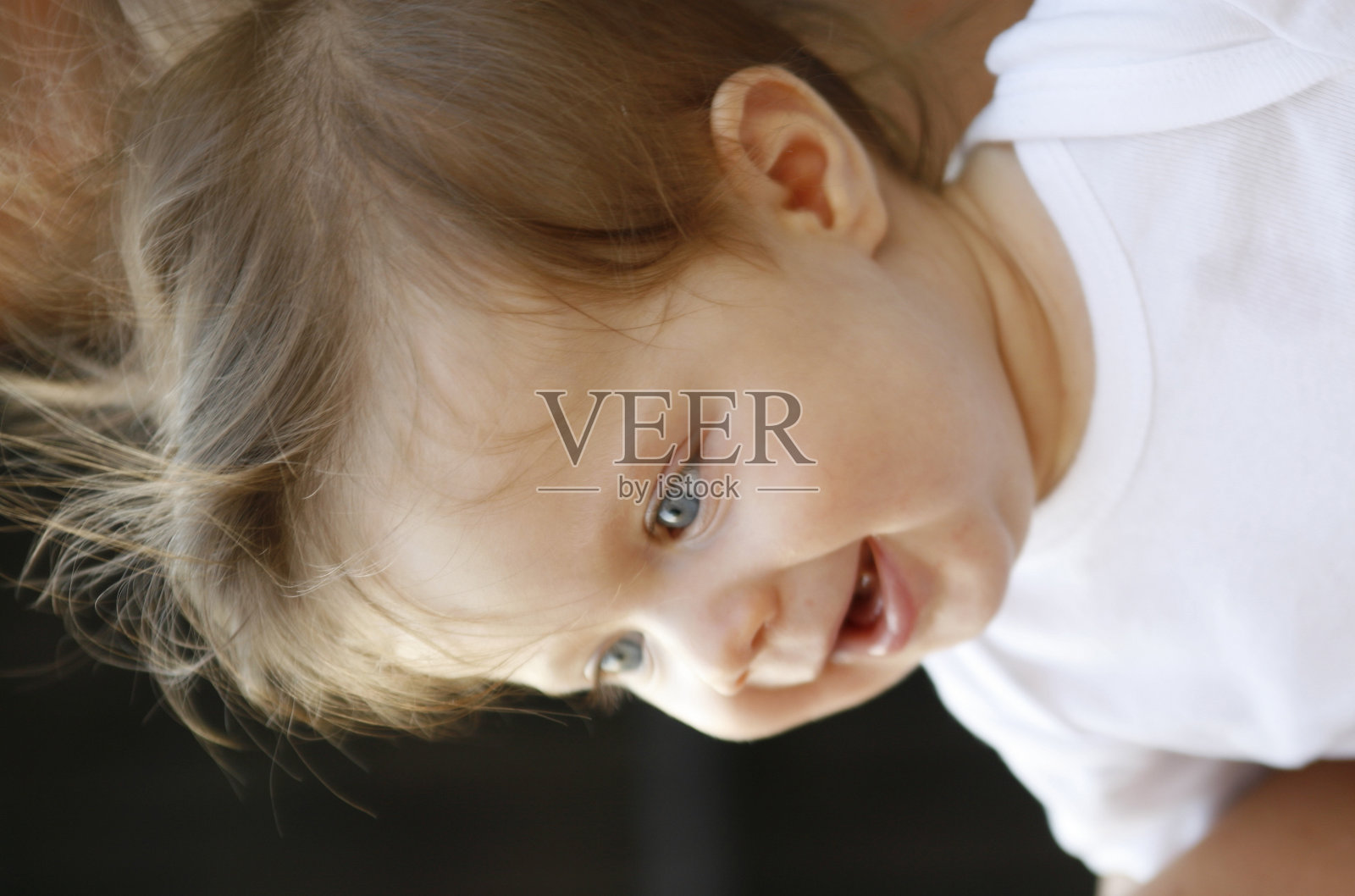 微笑的孩子照片摄影图片