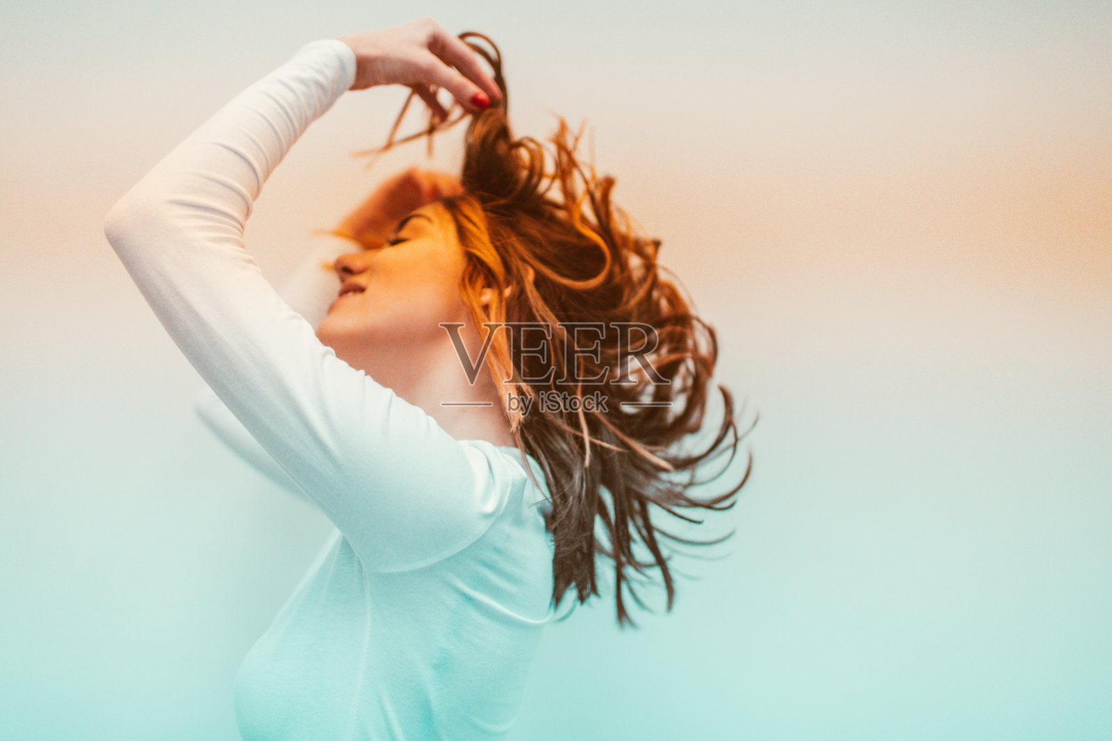 微笑的女孩跳舞照片摄影图片