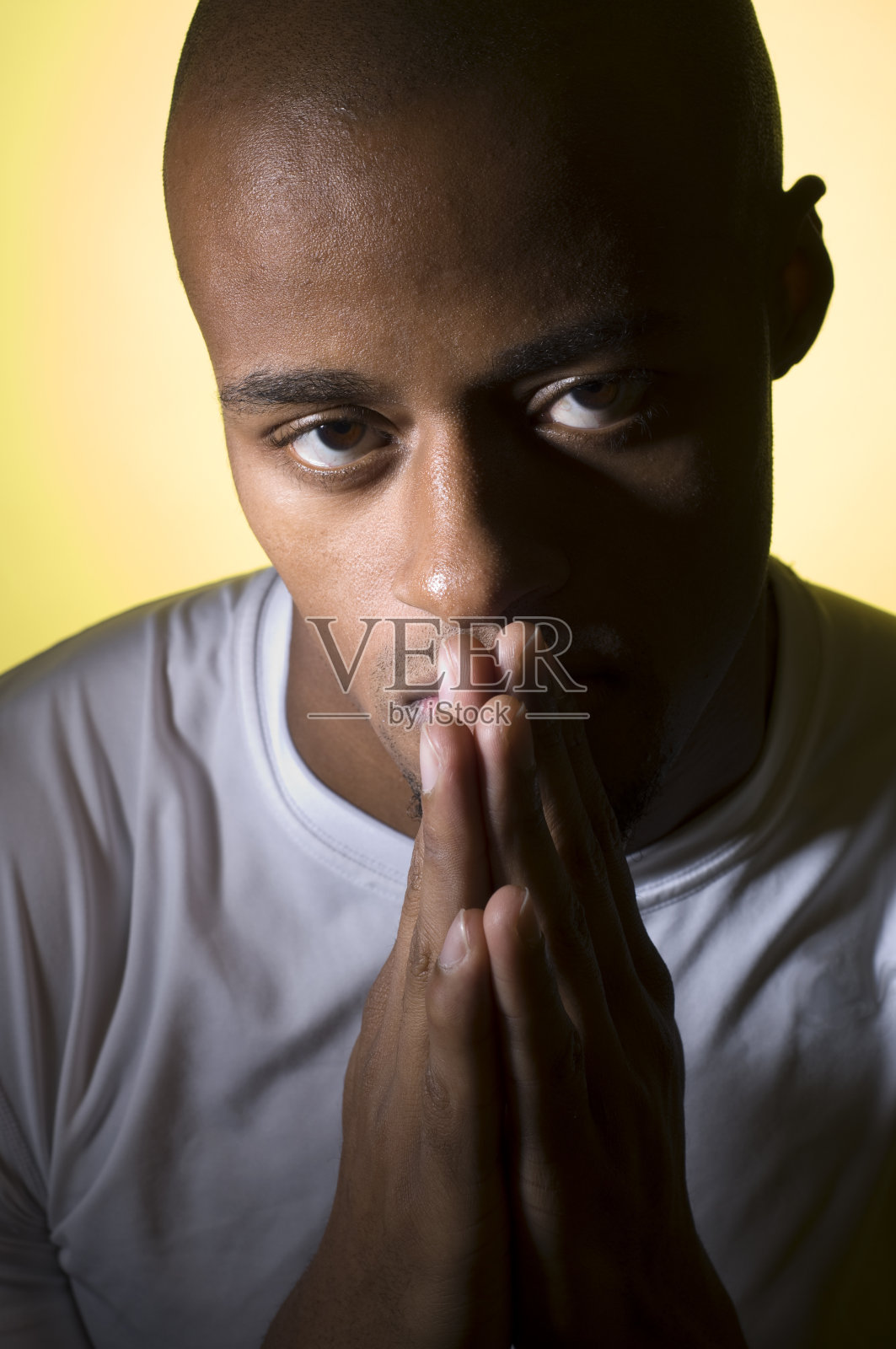 秃顶非裔美国男性祈祷照片摄影图片