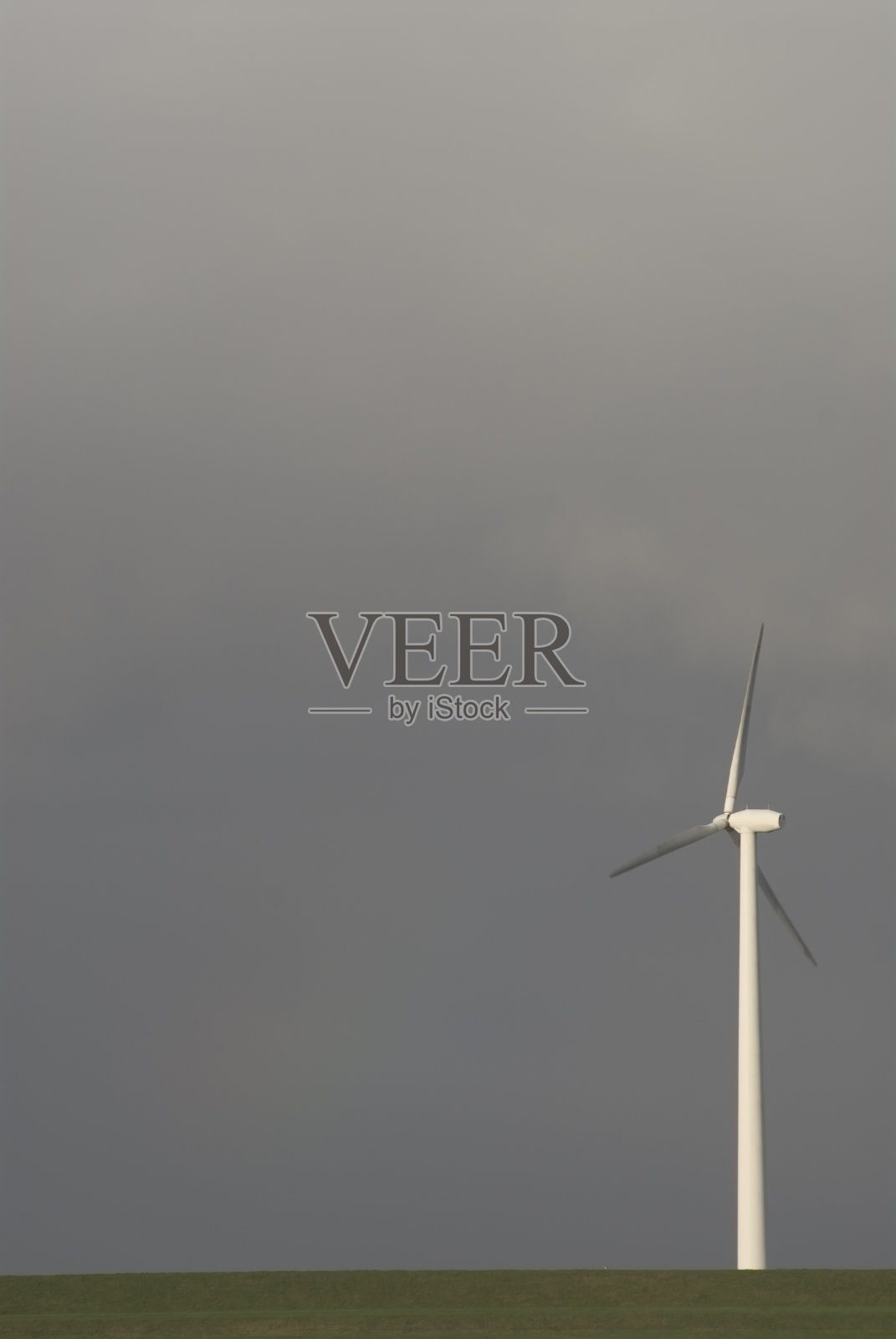 黑暗天空下的风力涡轮机照片摄影图片