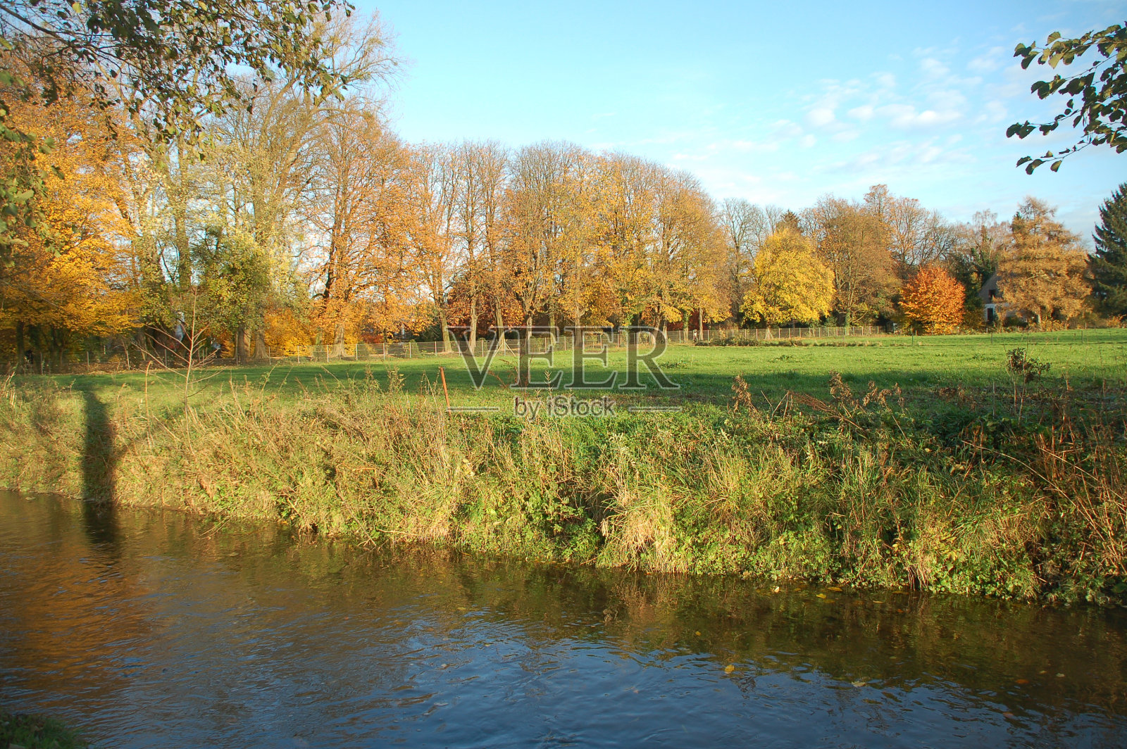 秋天的景色与河流照片摄影图片