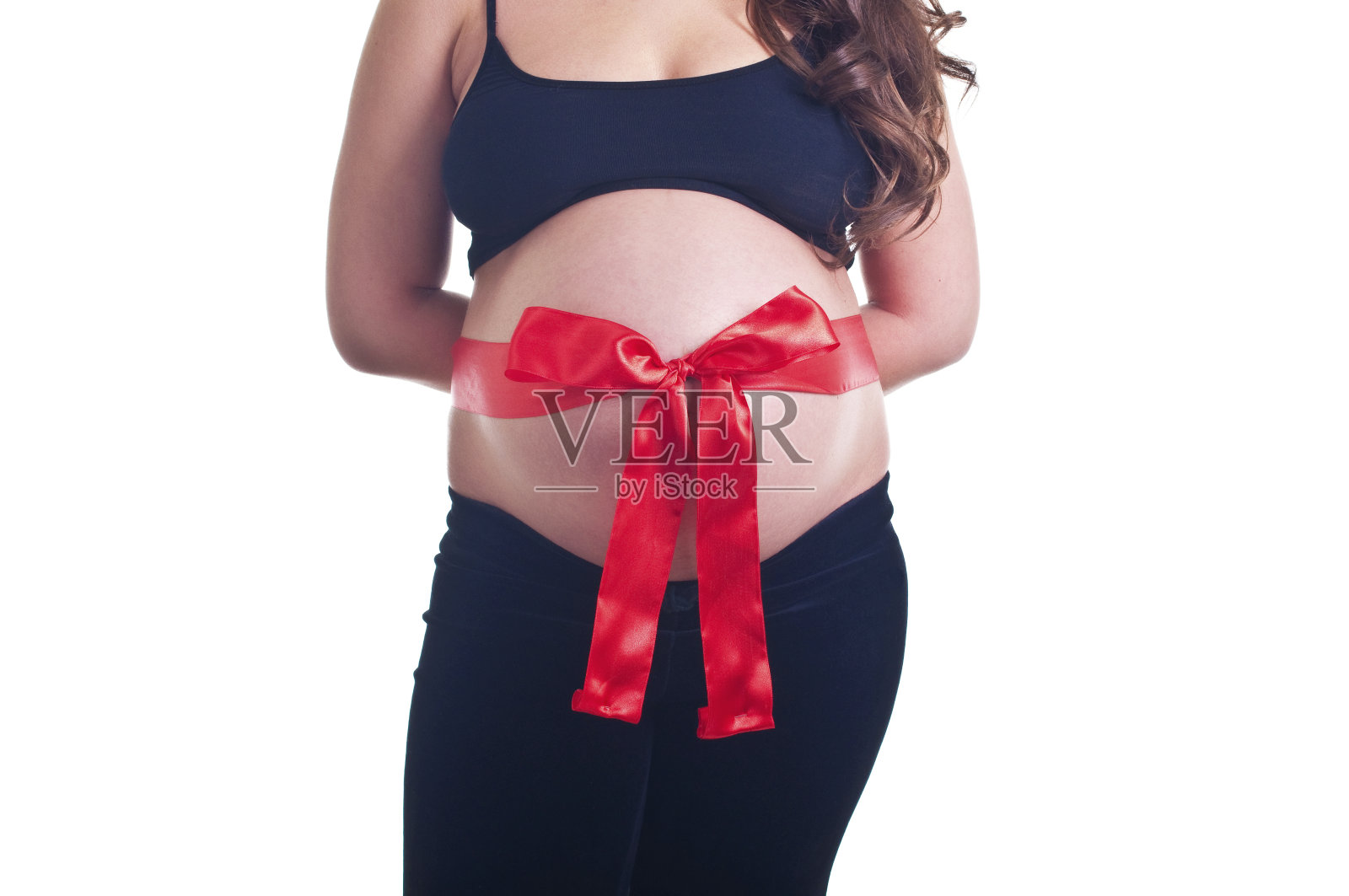 孕妇腹部有红色蝴蝶结照片摄影图片