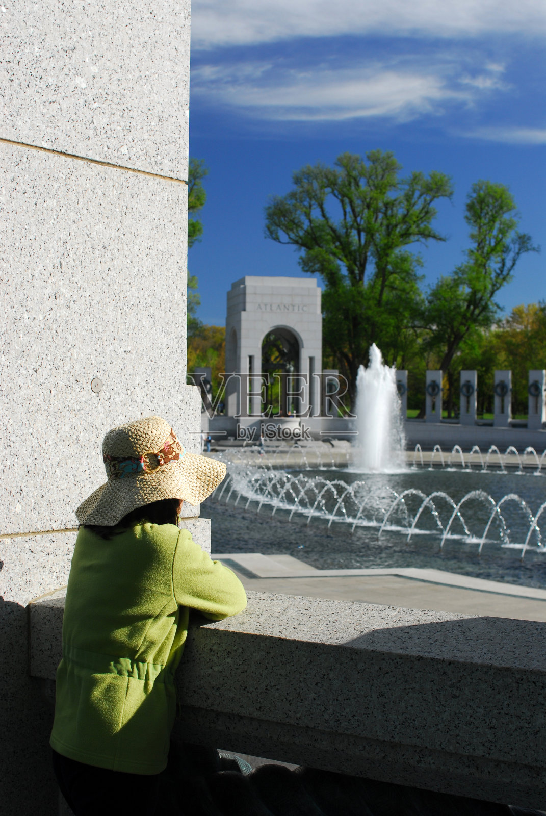二战纪念碑上的年轻女士照片摄影图片