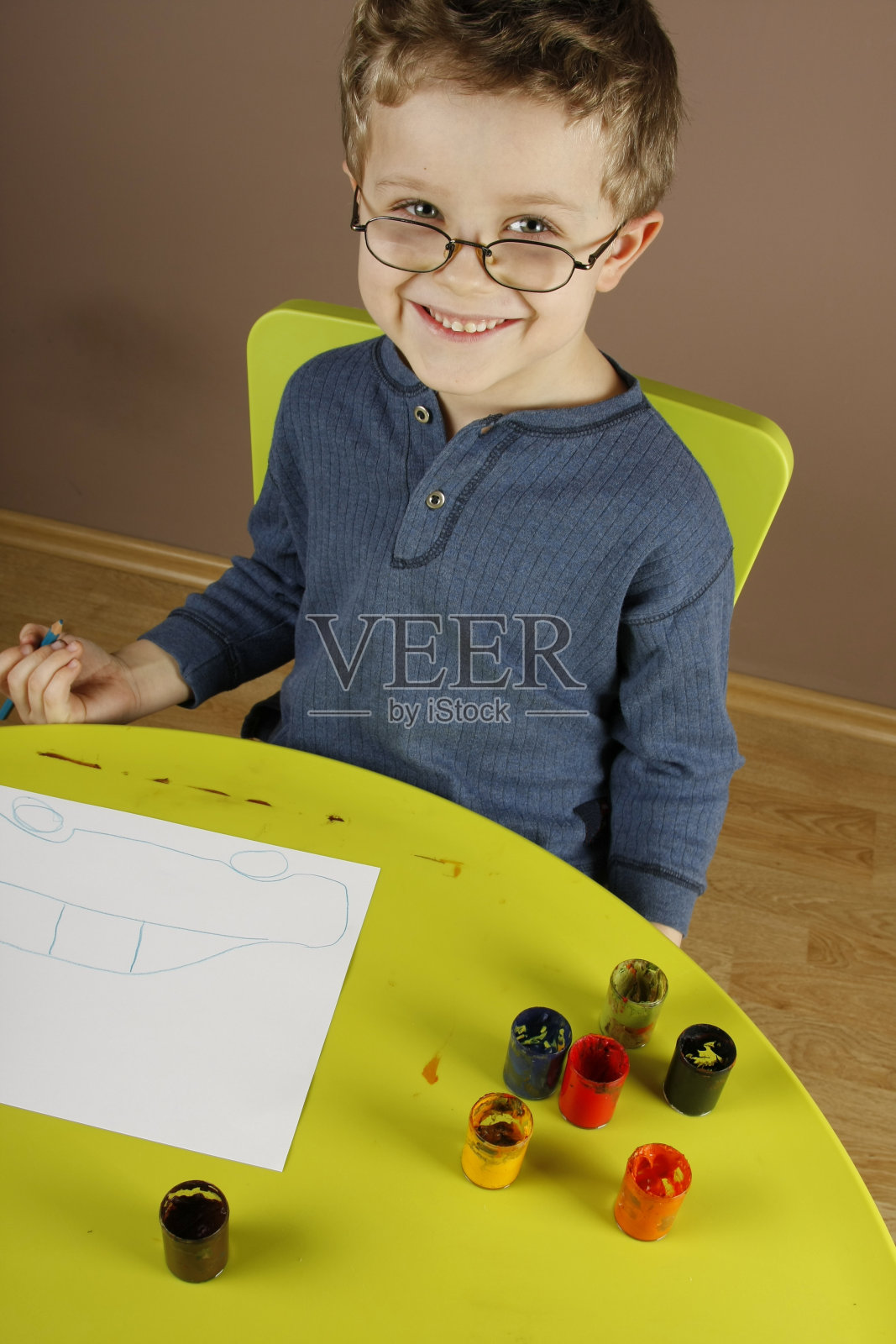 男孩画照片摄影图片