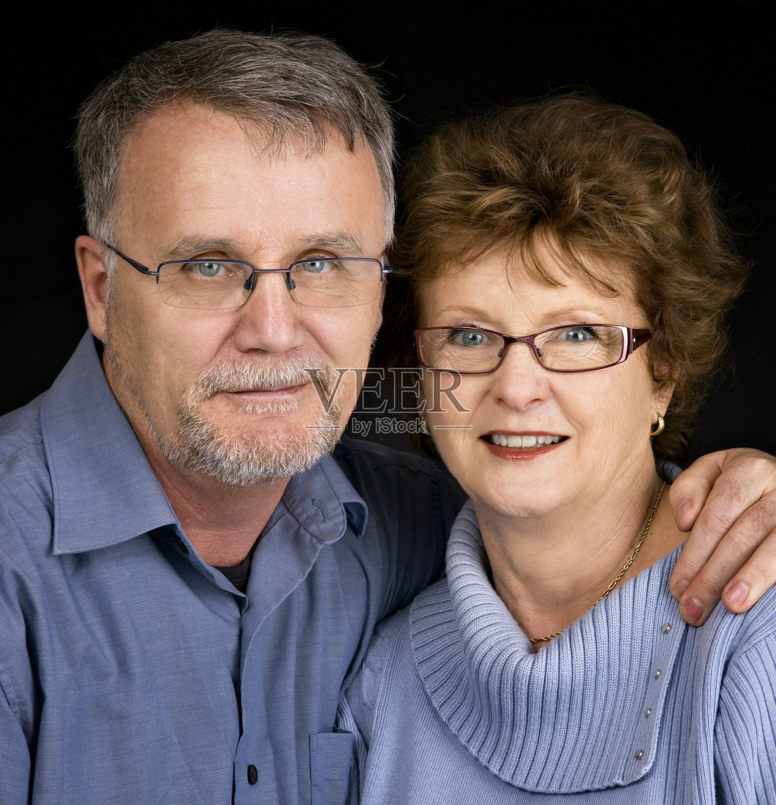 一对快乐的老夫妇对着镜头微笑照片摄影图片