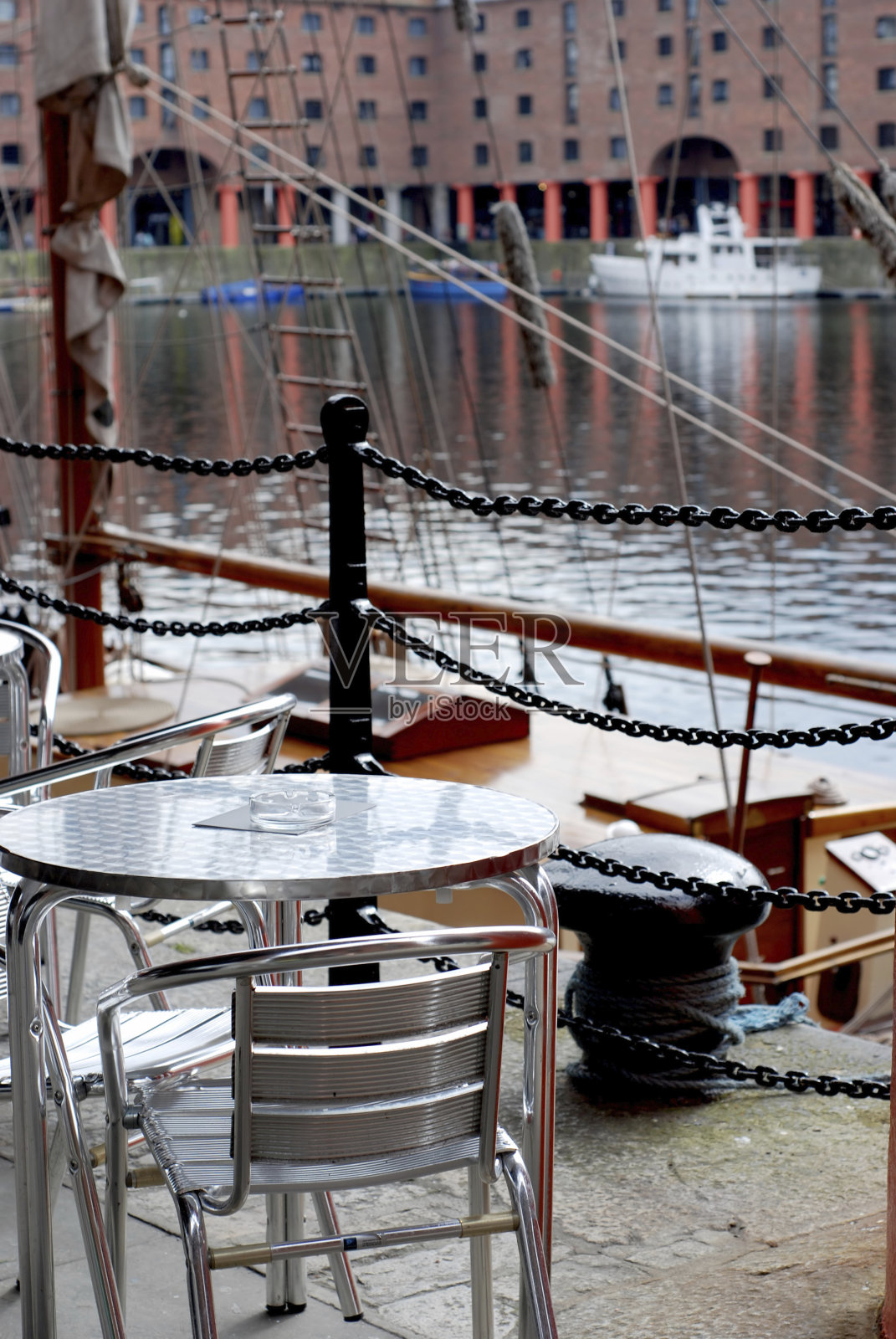 在阿尔伯特码头喝酒照片摄影图片