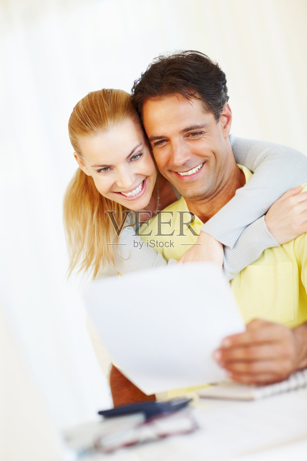 对自己的财务预算感到满意的夫妇照片摄影图片