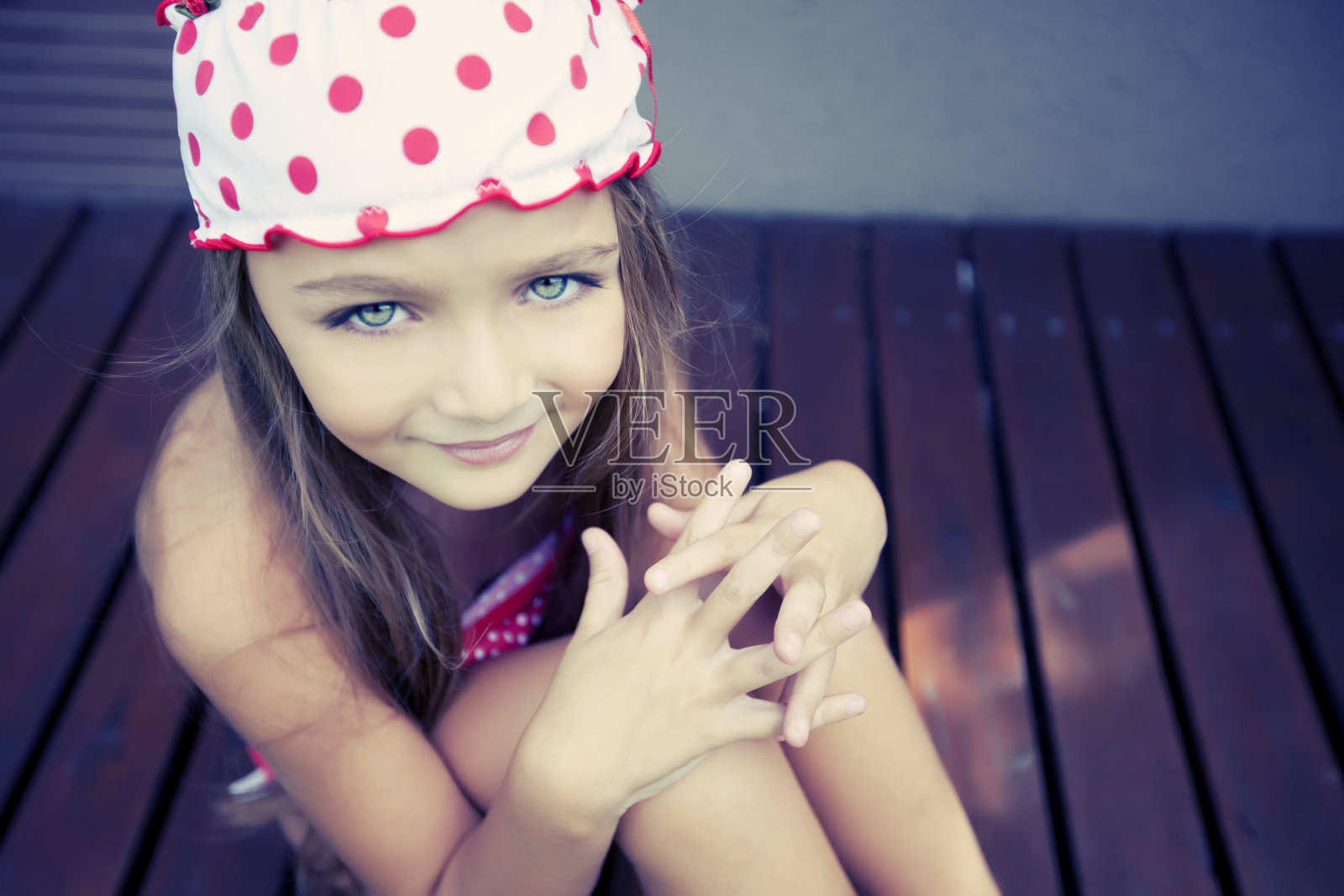 小女孩坐在照片摄影图片