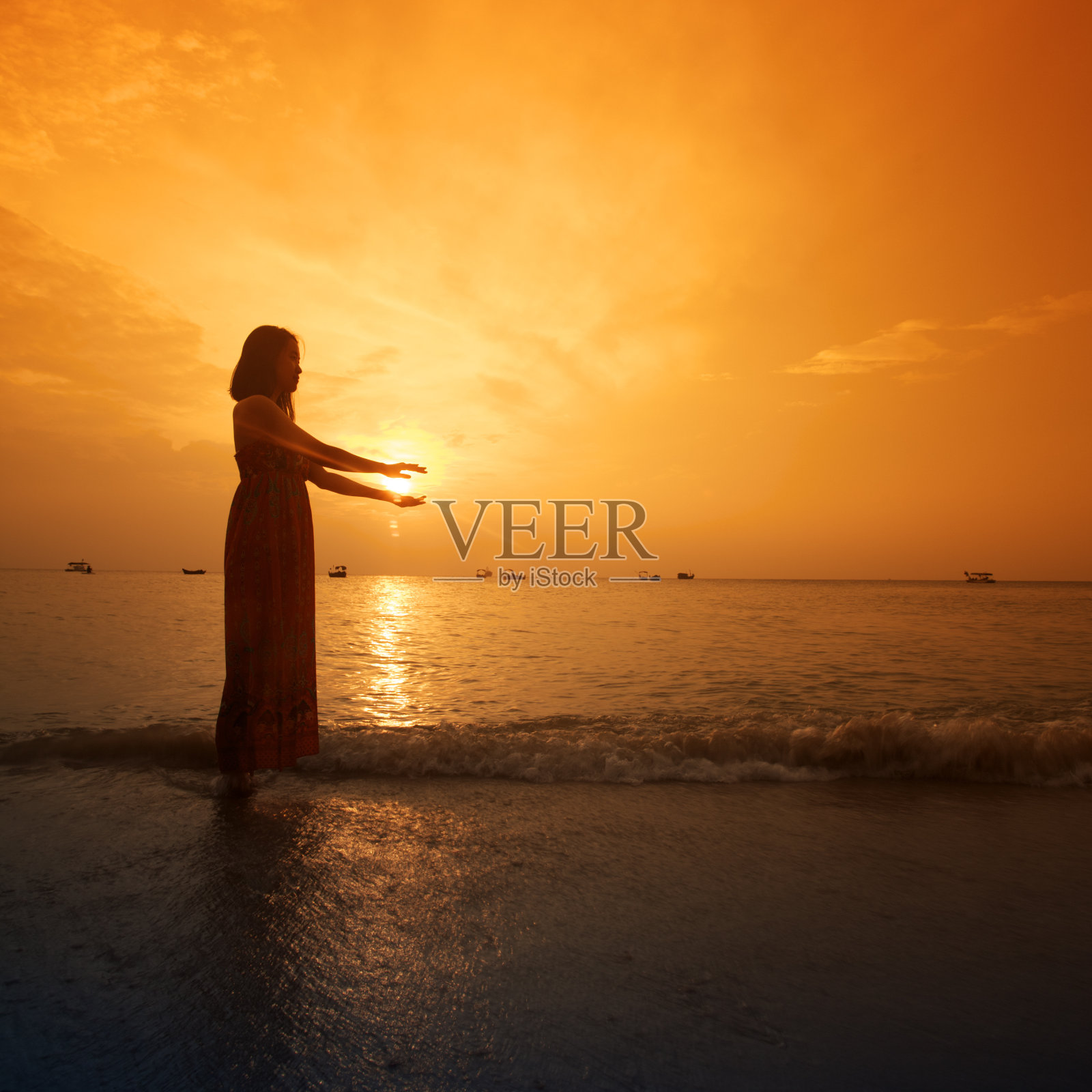 日落时分，沙滩上的女孩照片摄影图片