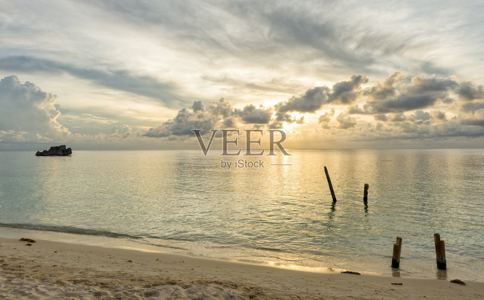 海上日落与戏剧性的云照片摄影图片