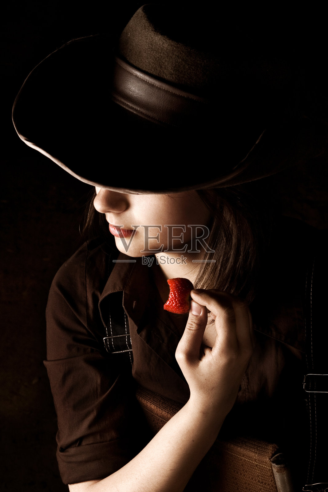 女牛仔和草莓照片摄影图片