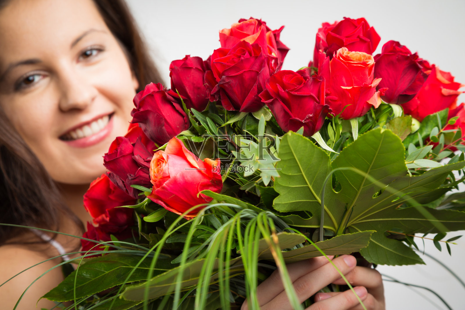 拿着玫瑰花的女人照片摄影图片