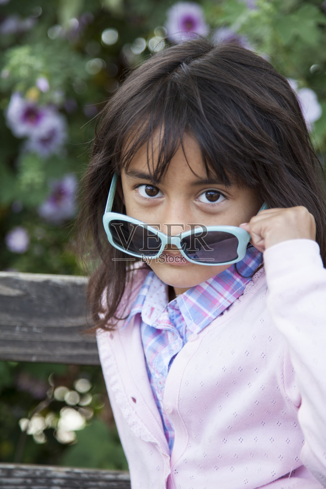 漂亮的6岁小女孩戴着墨镜照片摄影图片