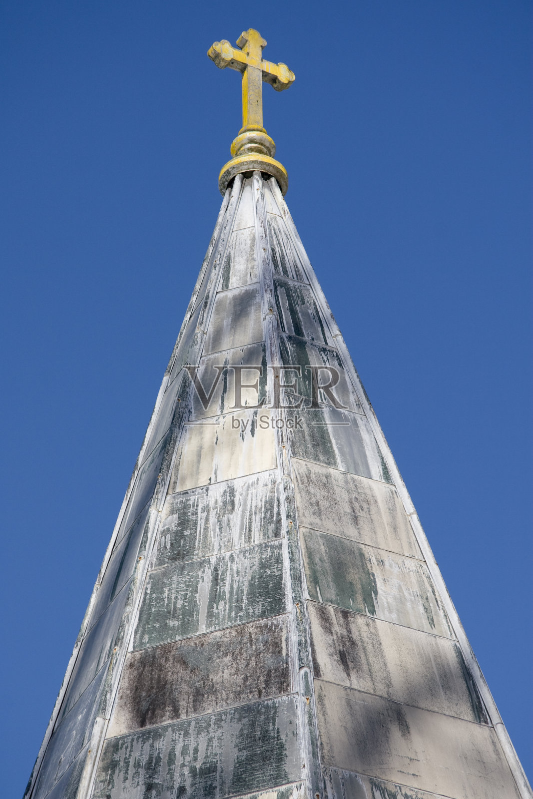 破旧的金属尖塔和黄色十字架照片摄影图片