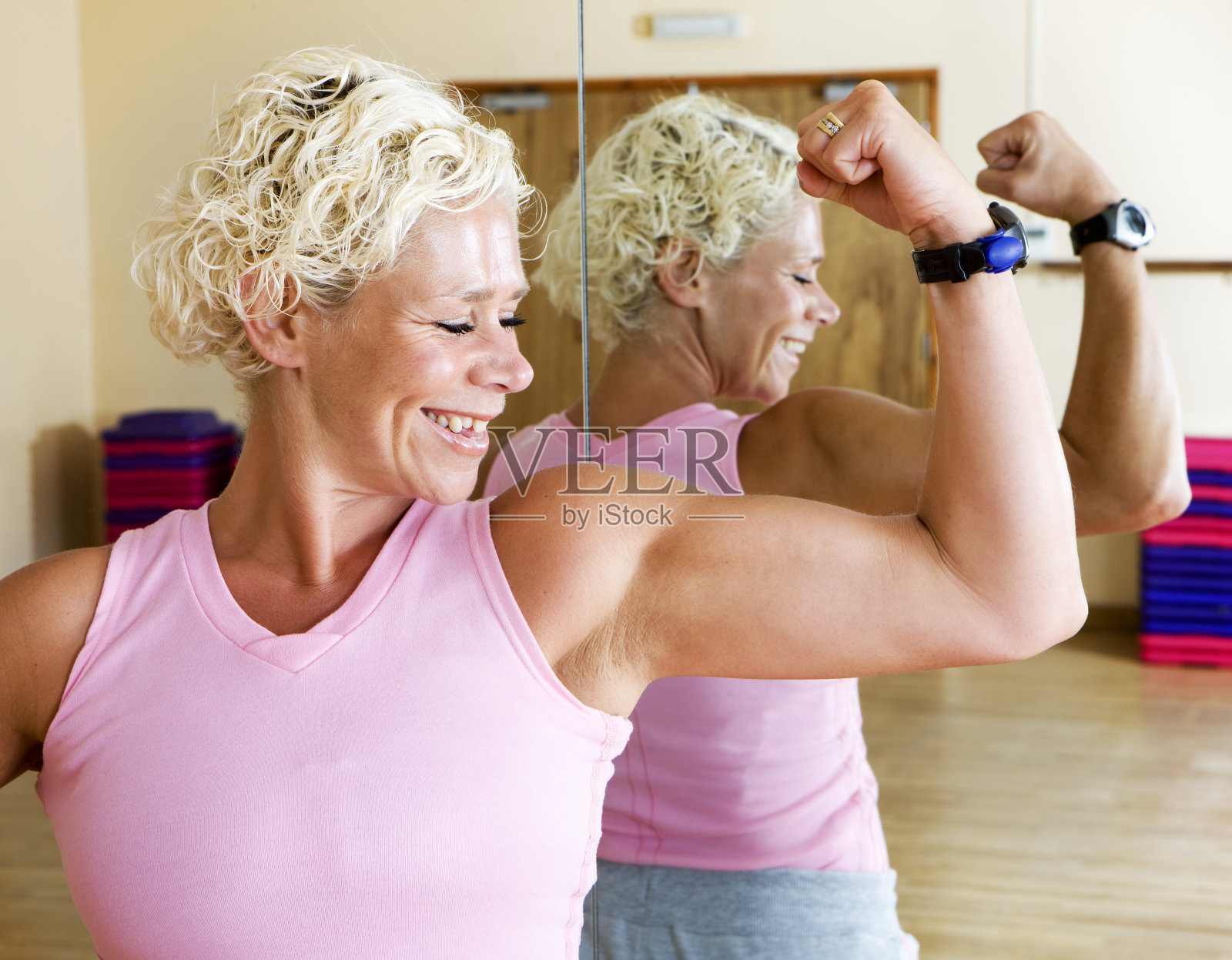 健身:女性健身师照片摄影图片