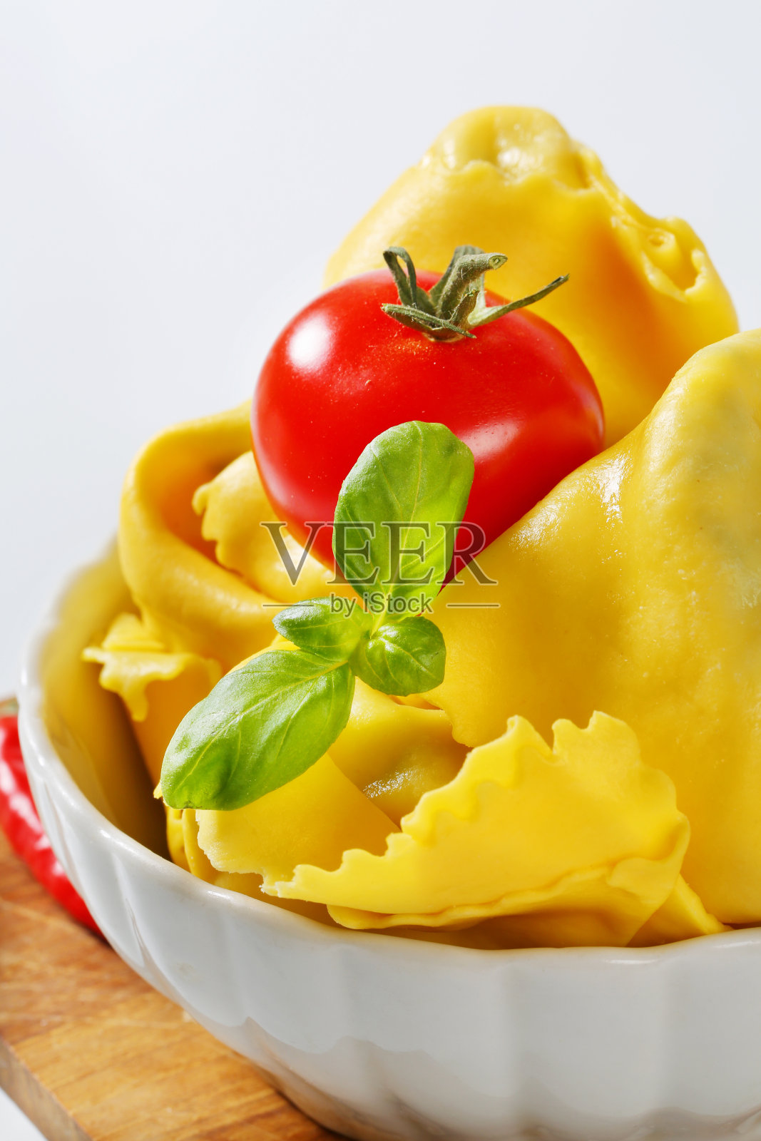 一碗意大利饺子照片摄影图片