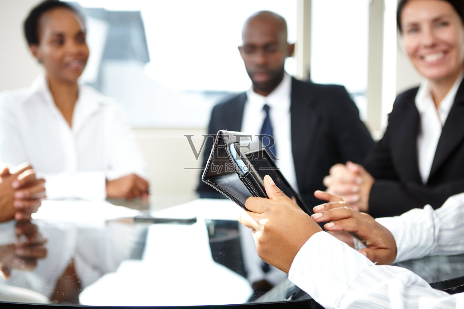 女性会在会议期间阅读平板电脑照片摄影图片