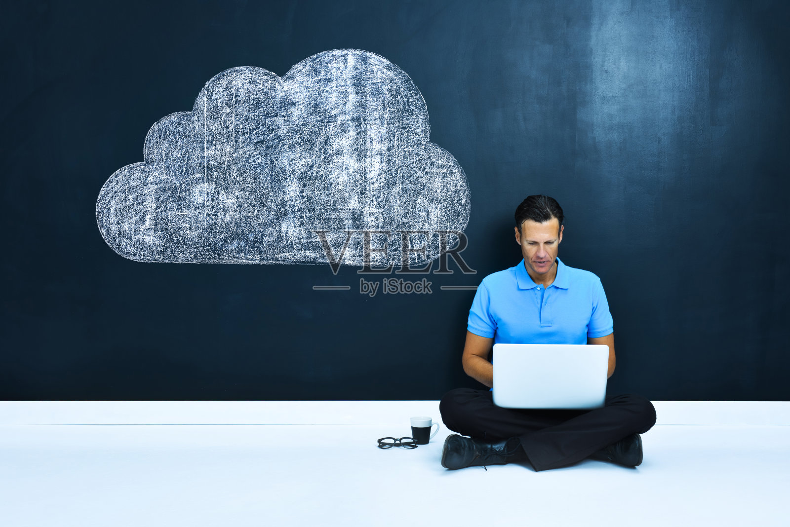 休闲男人和云计算概念照片摄影图片