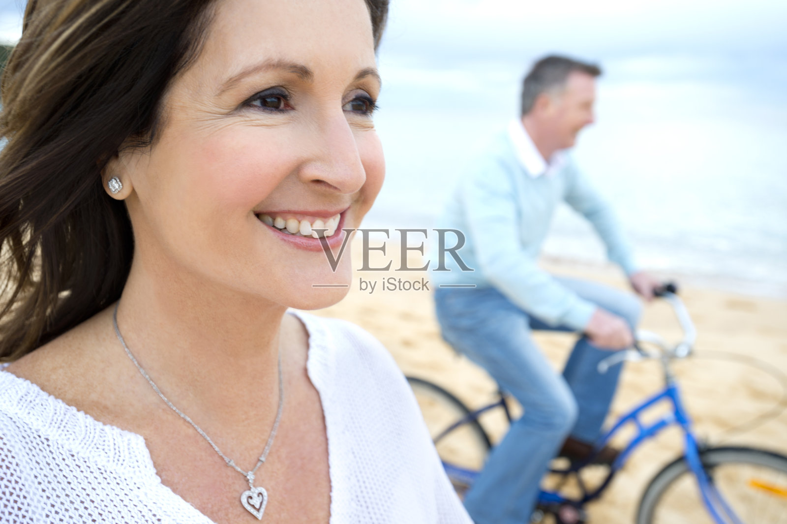 成年夫妇骑自行车照片摄影图片