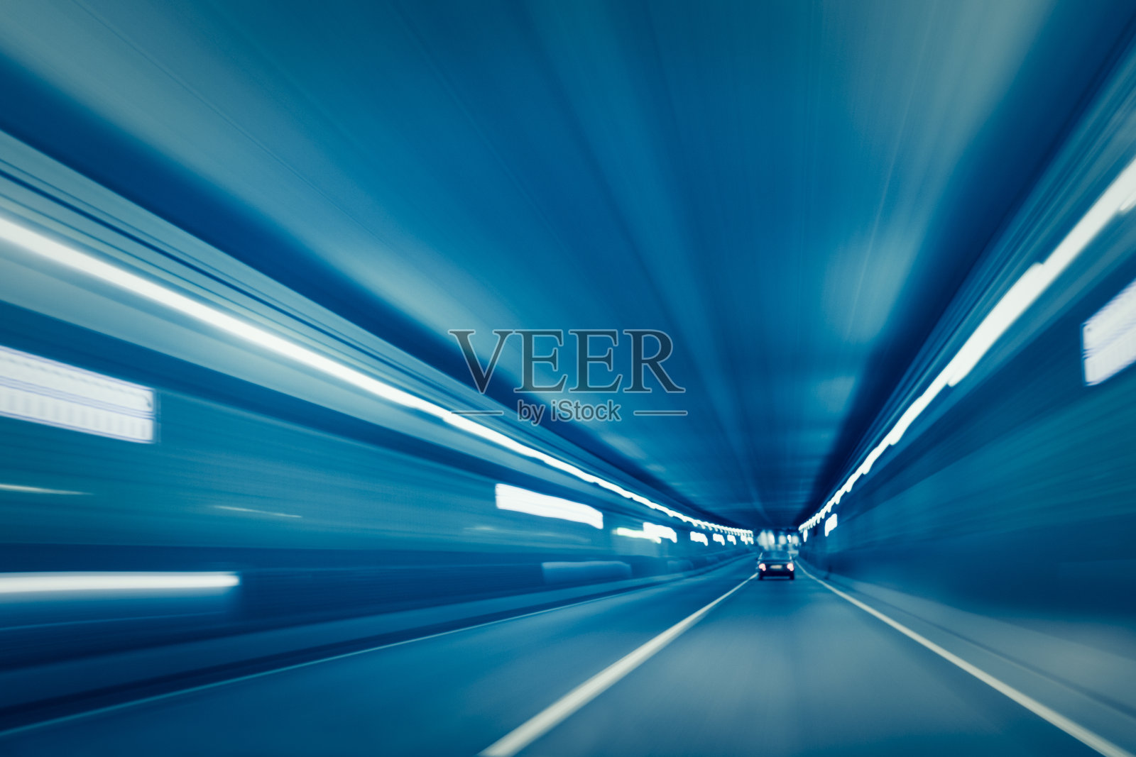 驾驶通过一个隧道与长曝光光轨迹照片摄影图片