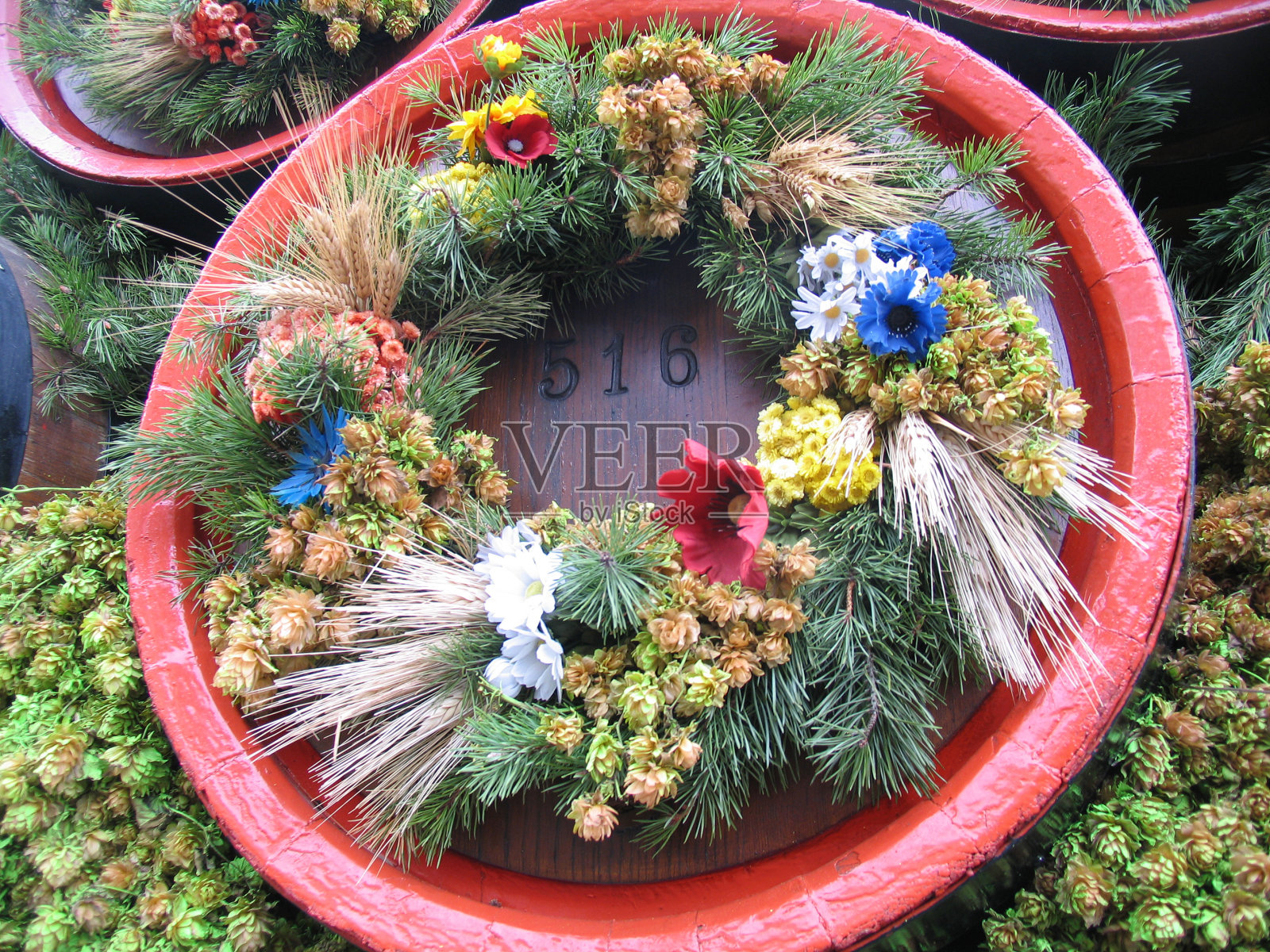 感恩节啤酒桶秋季装饰照片摄影图片