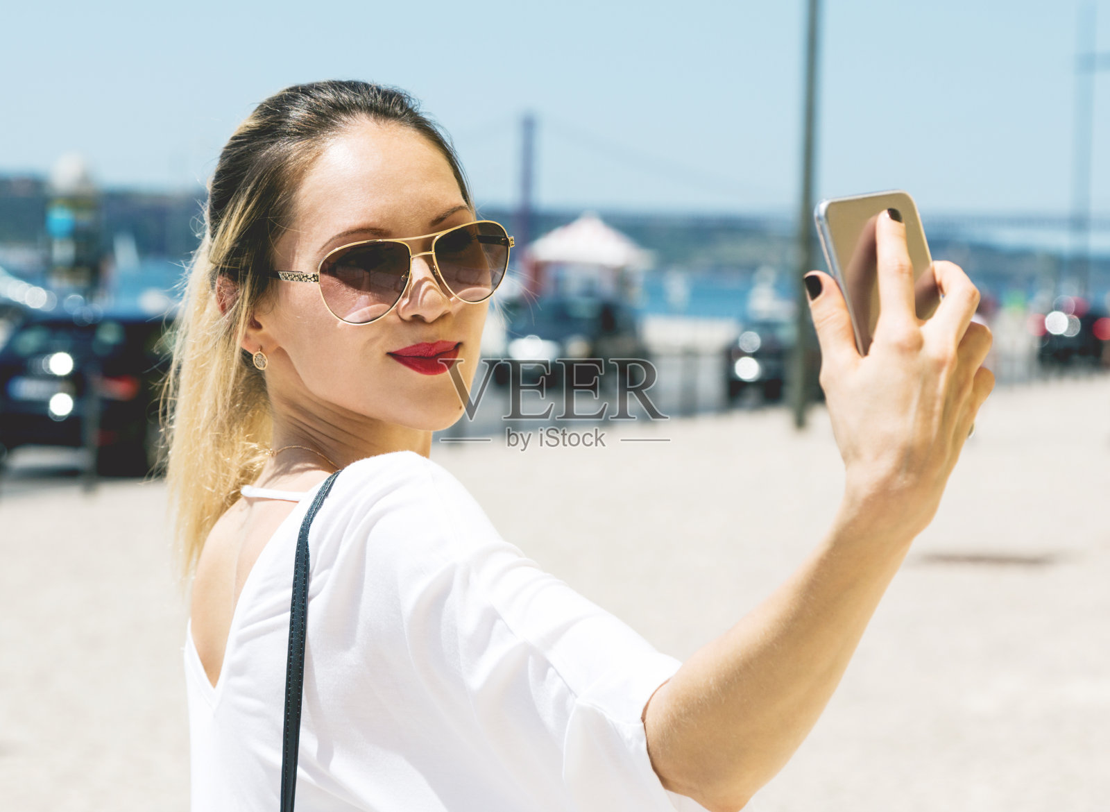 现实生活中的年轻美女，她在自拍照片摄影图片