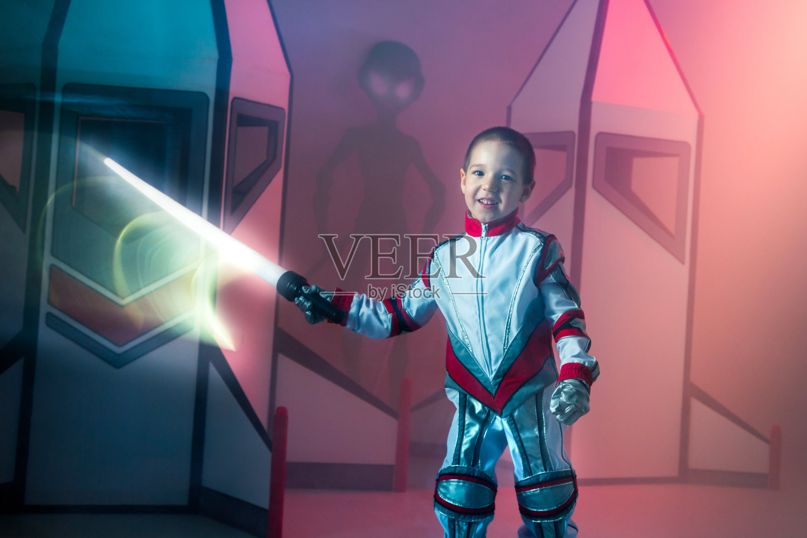 快乐的小战士。打空间战照片摄影图片