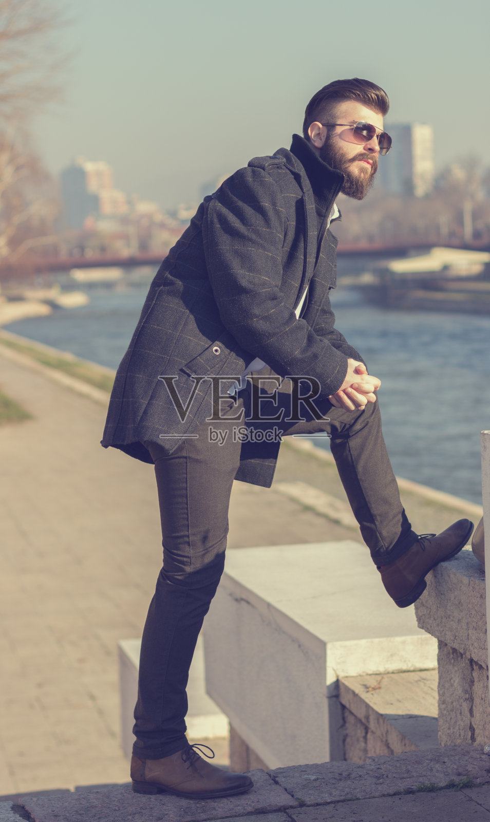 留胡子的嬉皮士在楼梯上摆姿势照片摄影图片