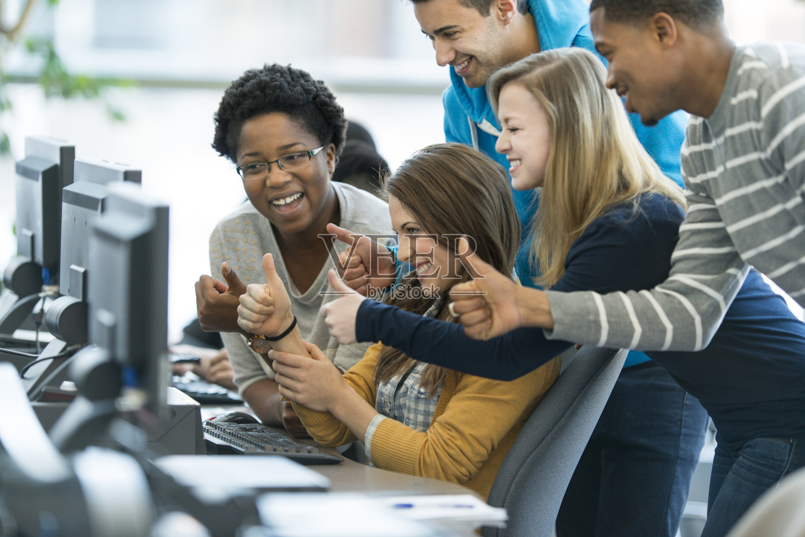 学生在电脑上照片摄影图片