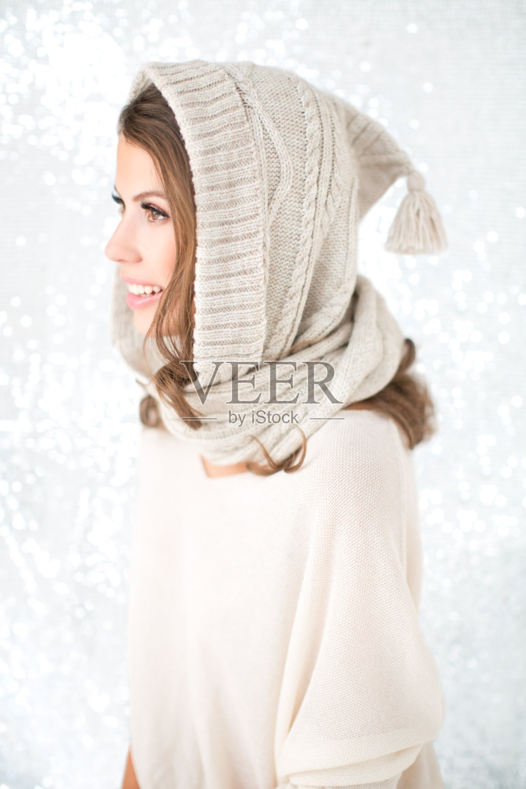 戴着针织头巾的女人。照片摄影图片