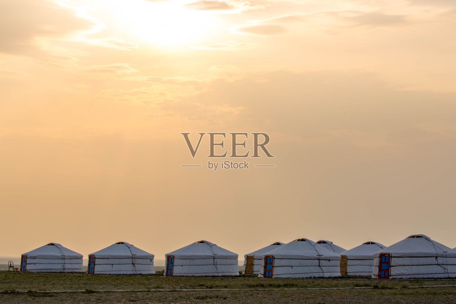 蒙古:巴彦扎格附近的蒙古包营地照片摄影图片