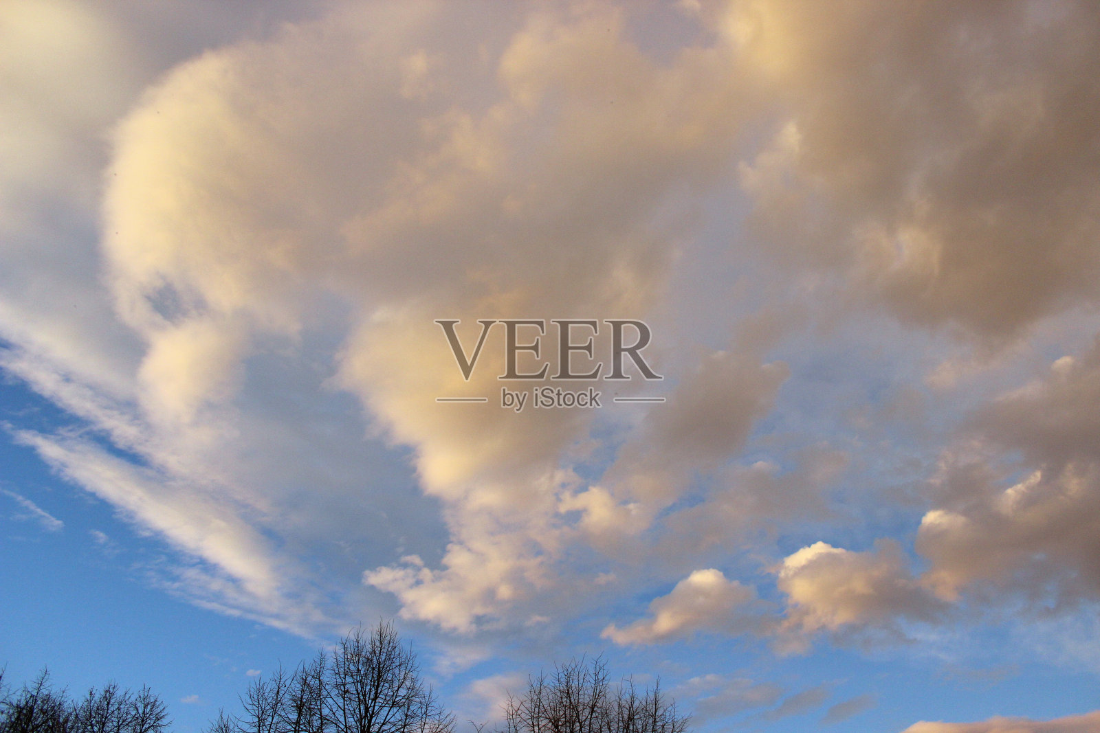 贝尔格莱德卡拉乔尔杰公园上空的晚霞照片摄影图片