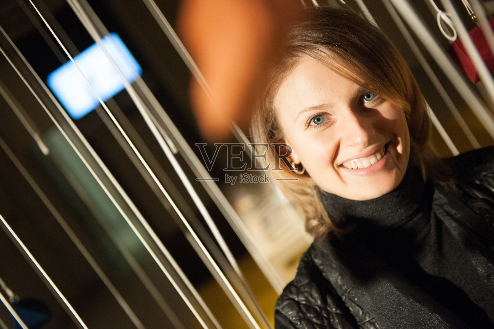 女人微笑照片摄影图片