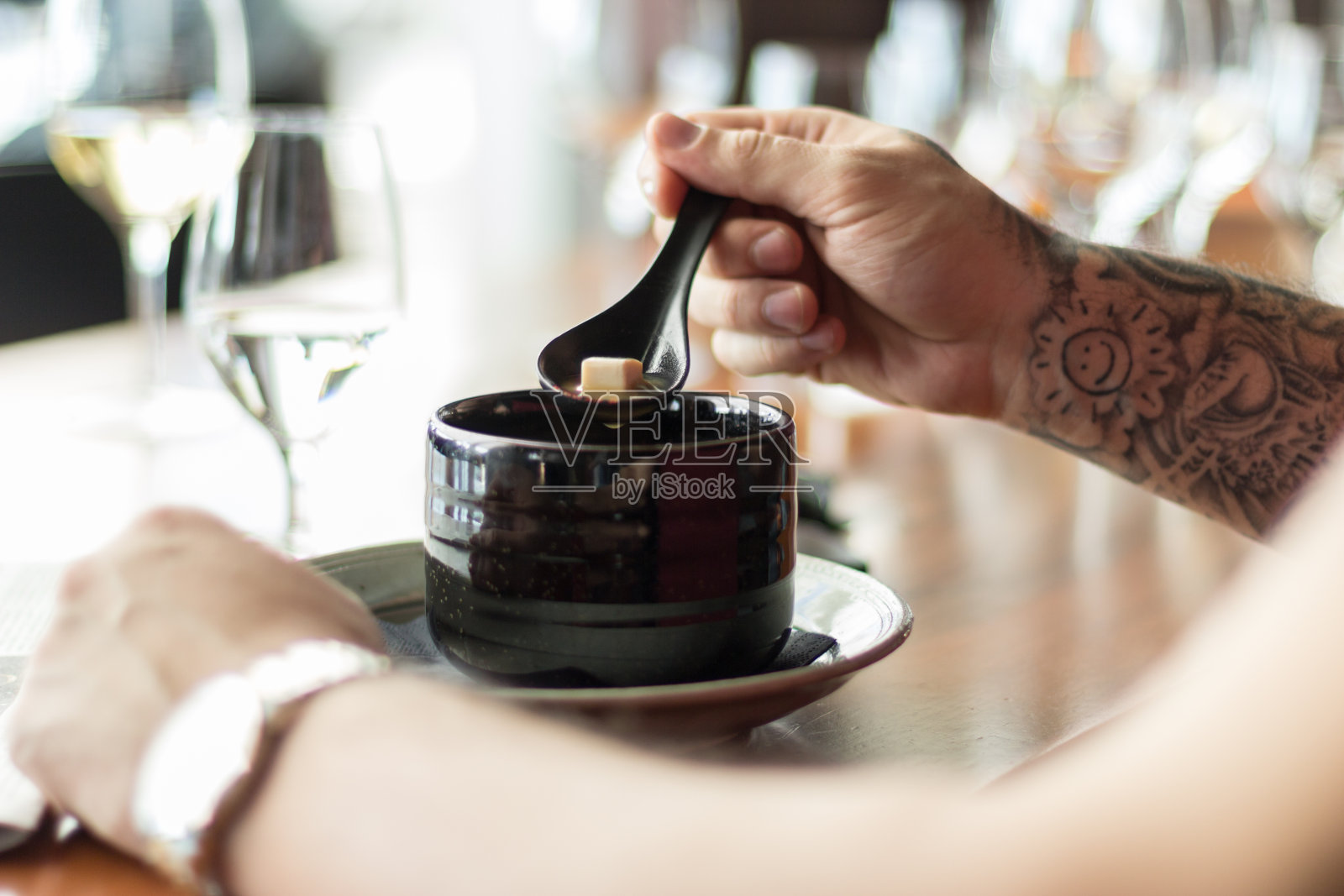 吃味噌汤照片摄影图片