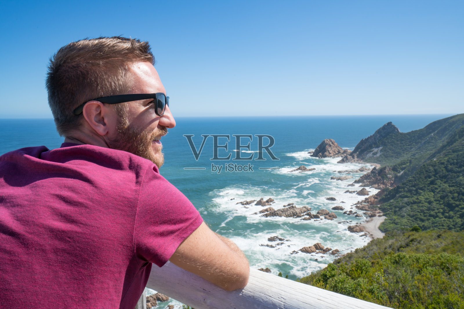 年轻的成年人在欣赏南非的海景照片摄影图片