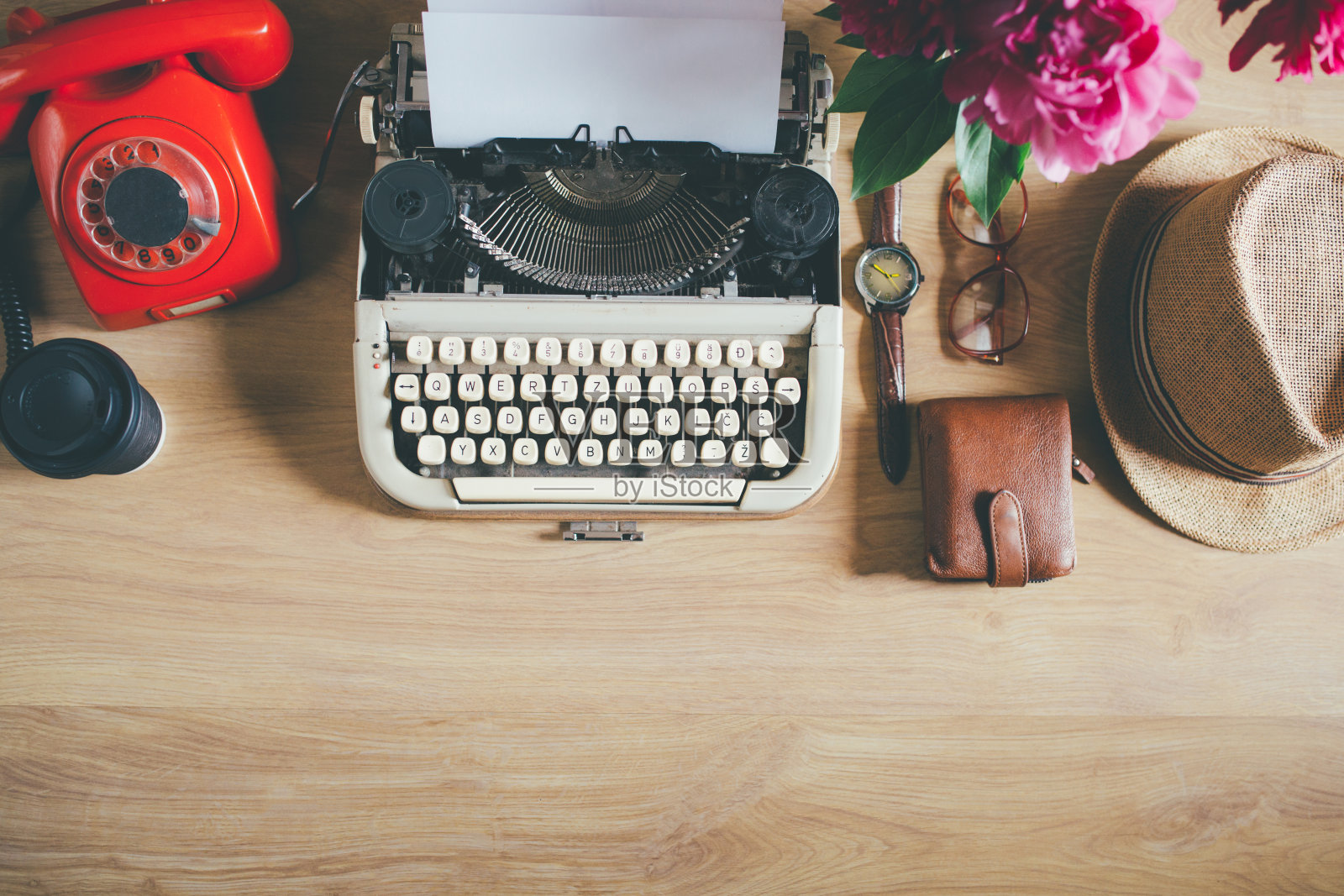 老式打字机和电话从80年代照片摄影图片
