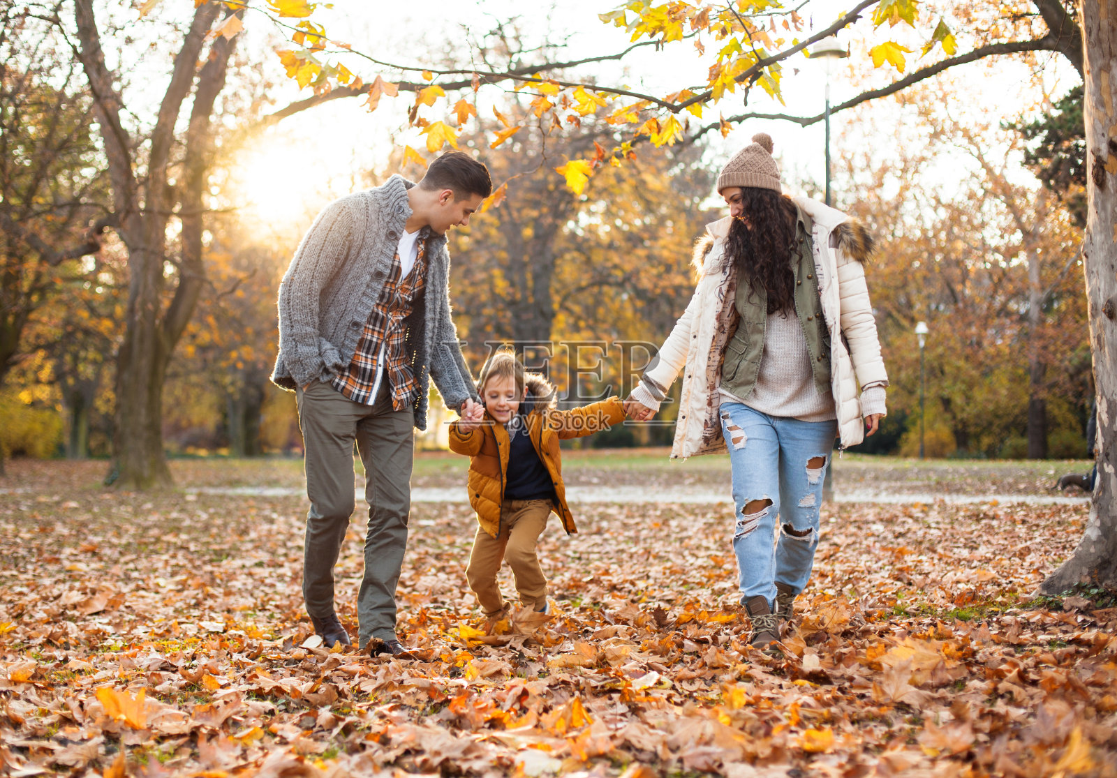 快乐的家庭在公园散步照片摄影图片