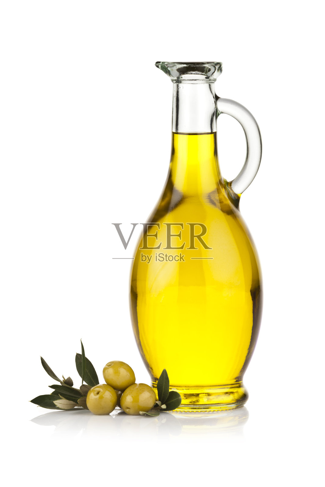 白色背景上孤立的橄榄油瓶和绿橄榄照片摄影图片