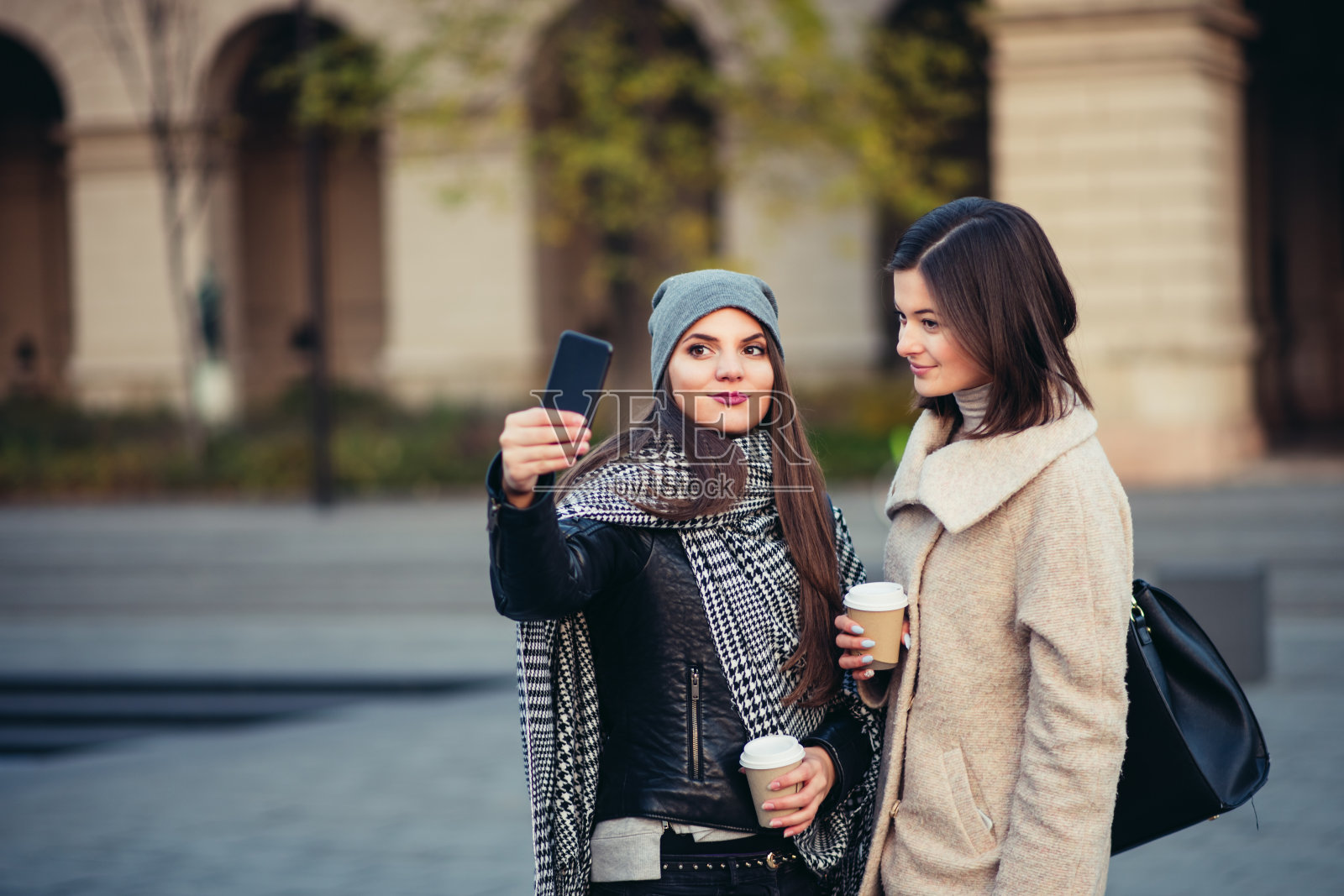女孩们在布达佩斯自拍照片摄影图片
