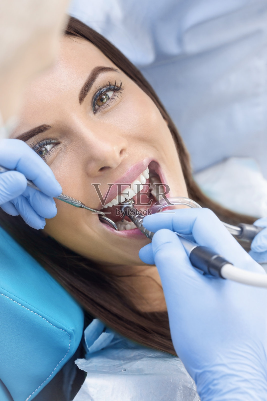 《牙科医生的年轻女人照片摄影图片