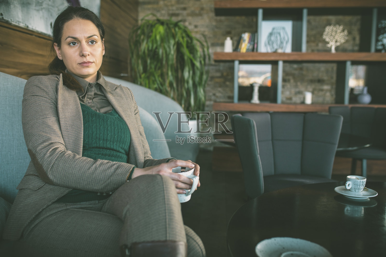 早上在餐厅喝咖啡的女人照片摄影图片