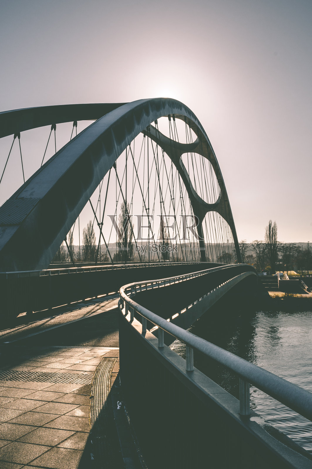 Osthafenbrücke，在法兰克福照片摄影图片