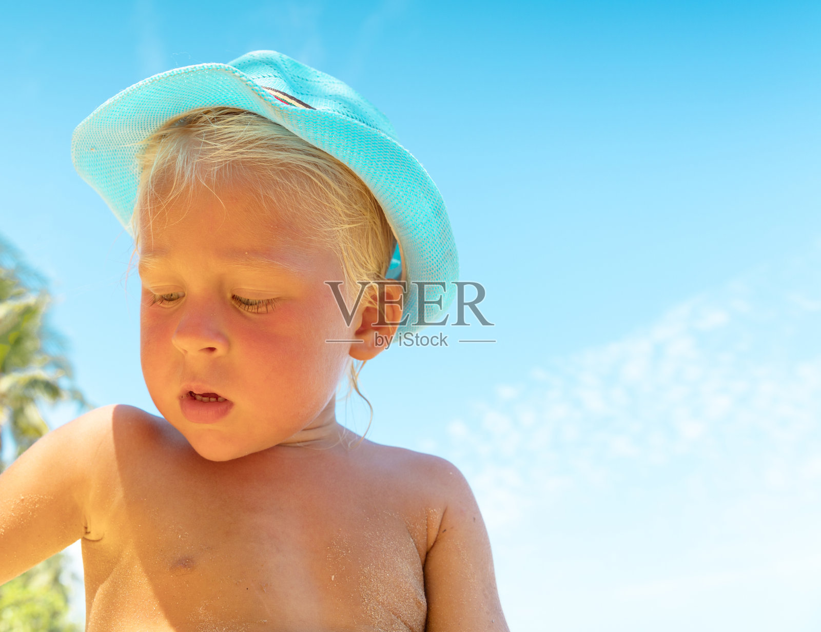 热带海滩上的小男孩照片摄影图片