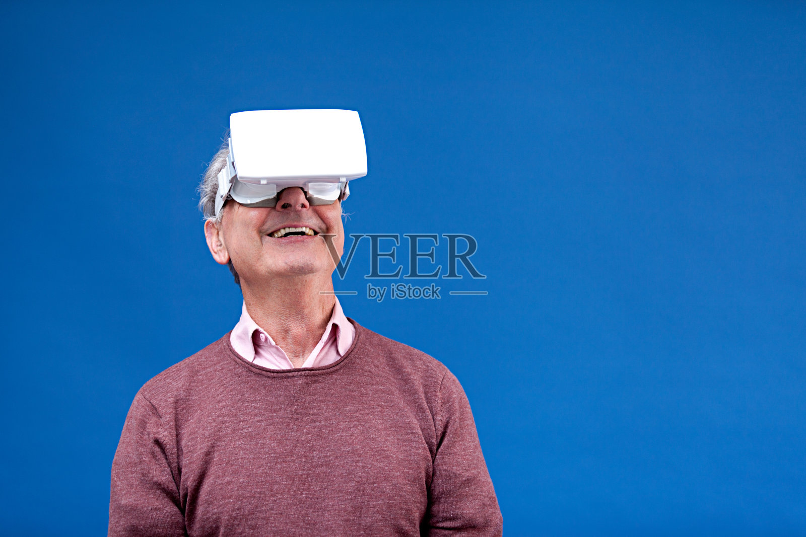 资深的虚拟现实经验者照片摄影图片