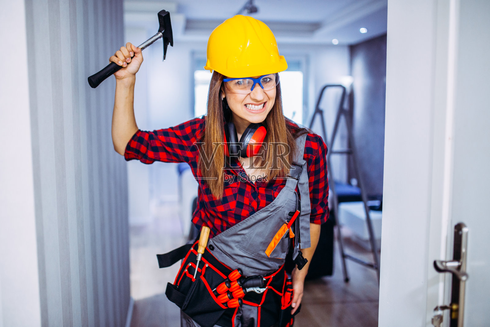 建筑工人拿着锤子照片摄影图片