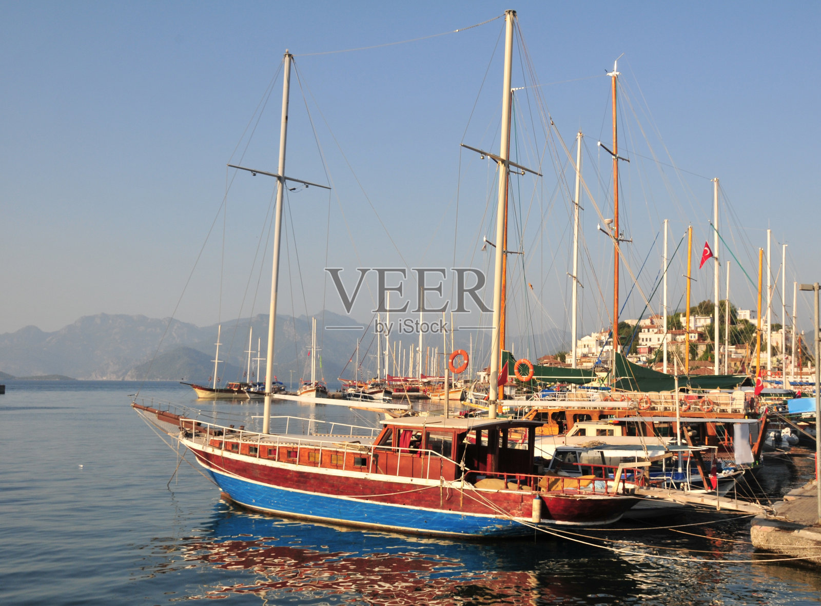 土耳其的木船正在等待蓝色游艇照片摄影图片
